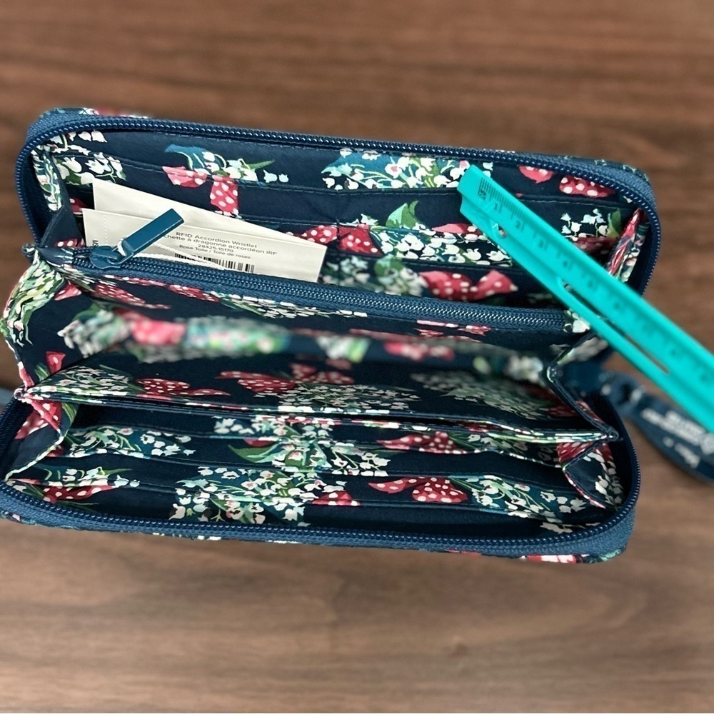Vera Bradley | RFID Accordion Wallet | Rose Toile in cotton - Picture 2 of 3